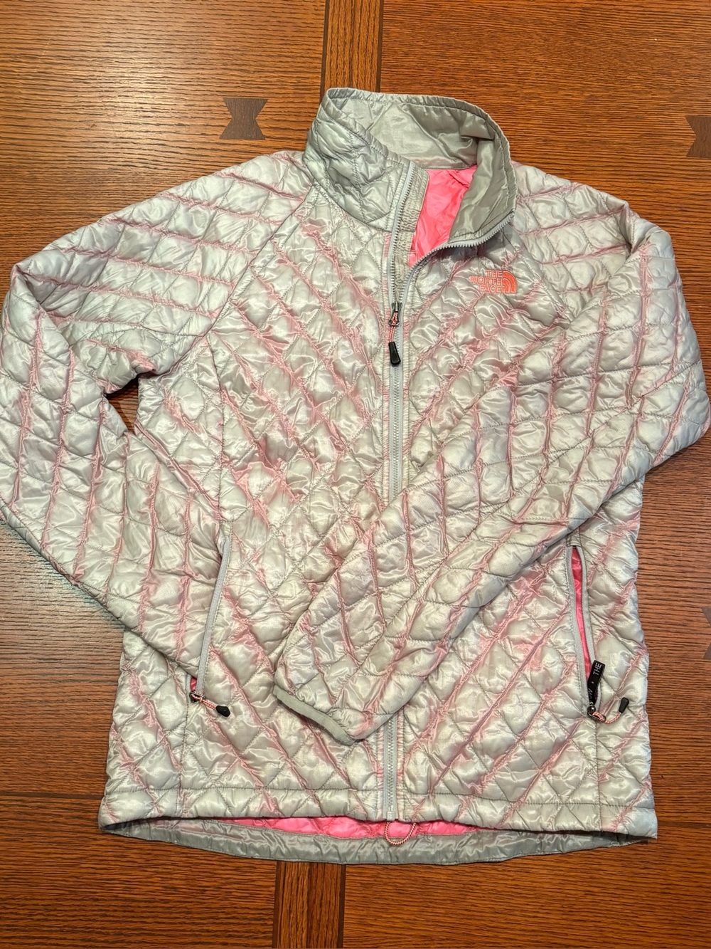 The North Face Lightweight Quilted Jacket in Silver with Pink Trim Thermoball I